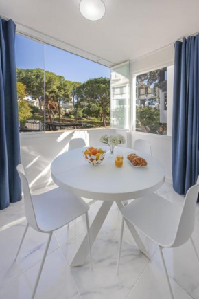 BluKai Beach and Pool Apartment with Private Parking